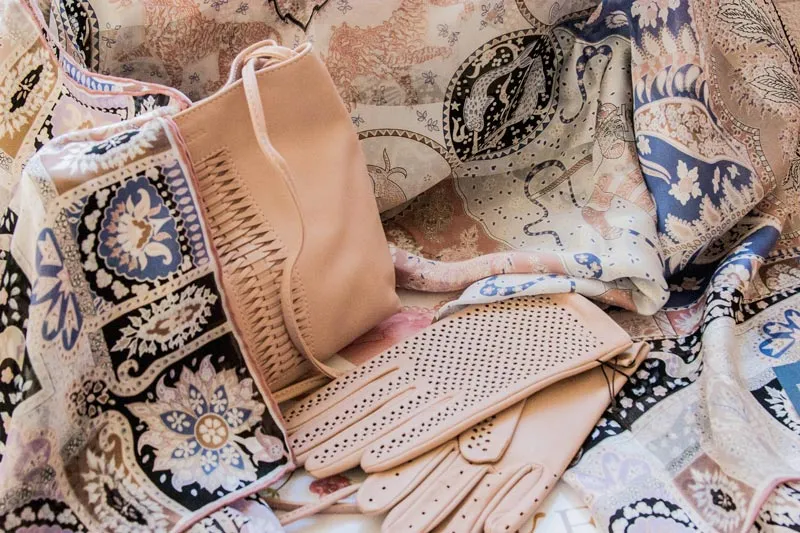 Как носить шёлковые платки и шарфы Roeckl: 5 оригинальных летних идей