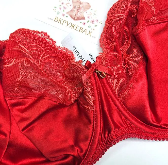 Почему женщины выбирают красный цвет в одежде, купальниках и белье?