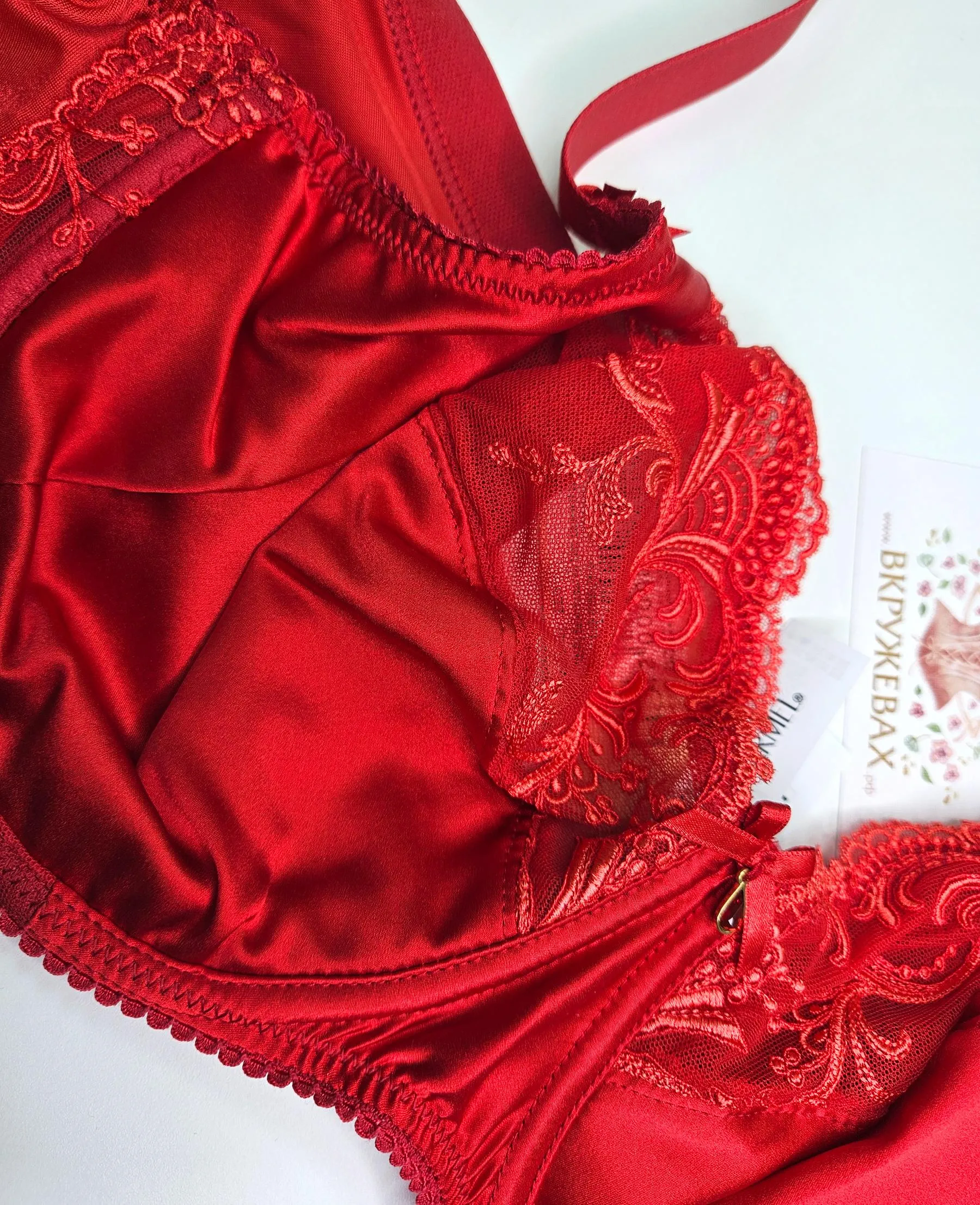 Почему женщины выбирают красный цвет в одежде, купальниках и белье?