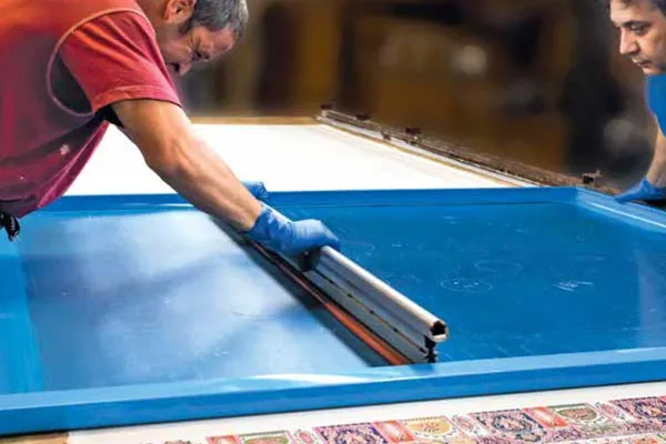 Изготовление платка в Комо. Набивка при помощи сетчатых шаблонов