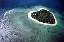 пляж на острове в форме сердца - Фиджи. 